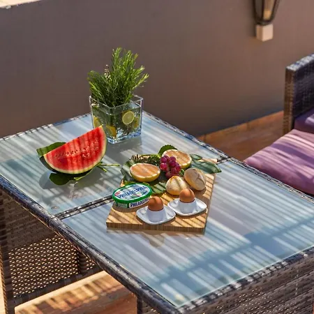 Countryside W Panoramic View, Roof Terrace, Private Garden & Pool